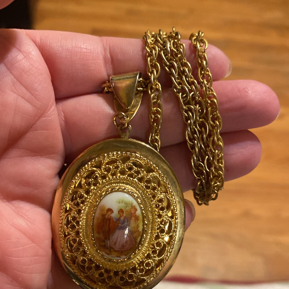 Vintage Victorian Gold Tone Locket Necklace with Romantic Scene - Picture 5 of 9